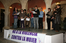 UN GRAN NÚMERO DE ROTEÑOS Y ROTEÑAS RECORRIERON LAS CALLES DE LA LOCALIDAD PARA DECIR ‘NO’ A LA VIOLENCIA DE GÉNERO