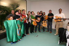 LA DELEGADA DE CULTURA ENTREGÓ UNA BANDERA DE ROTA A LA TUNA ALLEGRETTO 