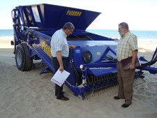 LAS PLAYAS DE ROTA CUENTAN ESTE VERANO CON UNA NUEVA MÁQUINA LIMPIA PLAYAS 