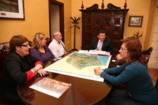 EL ALCALDE DE ROTA MUESTRA A SU APOYO A LOS TRAJADORES DE LA EMPRESA SAN XIAO 