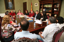 AYUNTAMIENTO Y VECINOS DE SAN ANTONIO ABORDAN LOS PASOS A SEGUIR TRAS LA APROBACIÓN DEL PROYECTO DE MEJORA DE LOS BLOQUES DE UNA DE SUS CALLES  