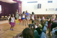 LOS  NIÑOS DEL TALLER DE APOYO A LA ESCOLARIZACIÓN FUERON LOS PROTAGONISTAS DEL ACTO DE CLAUSURA 