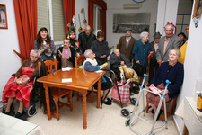 LOS MAYORES DE LA RESIDENCIA DE ANCIANOS PRESENTAN SU BELÉN ARTESANAL
