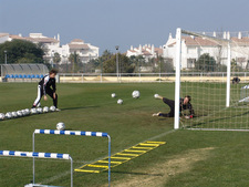 UN EQUIPO SUIZO DE PRIMERA DIVISIÓN ENTRENA EN EL CAMPO DE FÚTBOL DE COSTA BALLENA  