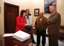 EL AYUNTAMIENTO AYUDA A LOS VECINOS DE SAN ANTONIO A TRAMITAR LAS AYUDAS PARA REPARAR LOS BLOQUES DE SAN JUAN BOSCO 