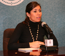 CULTURA COLABORA CON LOS VECINOS DEL CENTRO A ENGALANAR SUS BALCONES CON TELAS DE DAMASCO PARA LA SEMANA SANTA 