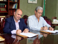 EL AYUNTAMIENTO Y LA EUC FIRMAN UN CONVENIO PARA EL MANTENIMIENTO Y LA CONSERVACION DE COSTA BALLENA