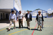 EL ALCALDE VISITA LOS COLEGIOS EN LOS QUE HAN REALIZADO MEJORAS LOS OPERARIOS DEL PROYECTO INCLUYE