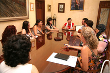 AUXILIADORA IZQUIERDO SE REUNE CON LAS ASOCIACIONES QUE HAN PARTICIPADO EN LA OFERTA EDUCATIVA DE ESTE CURSO