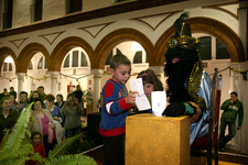 MILES DE NIÑOS Y NIÑAS ENTREGARON SUS CARTAS AL CARTERO REAL EN EL MERCADO CENTRAL DE ABASTOS