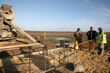 LA DELEGACIÓN DE AGRICULTURA MEJORA EL CAMINO CHIPIONA – PUERTO CON LA INSTALACIÓN DE UN NUEVO PUENTE 