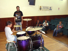 UNOS QUINCE JÓVENES DE LA CIUDAD SE ACERCARON A LA PERCUSIÓN A TRAVÉS DEL TALLER DE BATERÍA DE JUVENTUD