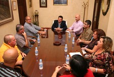 EL ALCALDE DE ROTA RECIBE A LA NUEVA JUNTA DIRECTIVA DE LA BARRIADA MARIA AUXILIADORA 