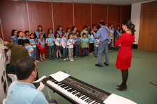 LA DELEGADA DE CULTURA ENTREGÓ BECAS IDENTIFICATIVAS A LOS NIÑOS Y NIÑAS DE LA ESCOLANÍA MUNICIPAL “EL GALEÓN”  