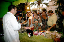 VISITANTES Y VECINOS ABARROTARON UN AÑO MÁS EL MERCADO MEDIEVAL DE ARTESANÍA CELEBRADO EN LA PLAZA BARTOLOMÉ PÉREZ